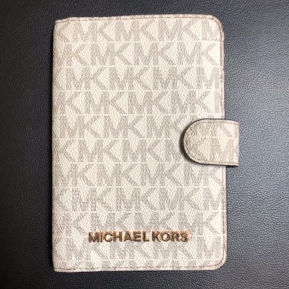 Michael Kors Passport/Travel Wallet - Picture 1 of 3